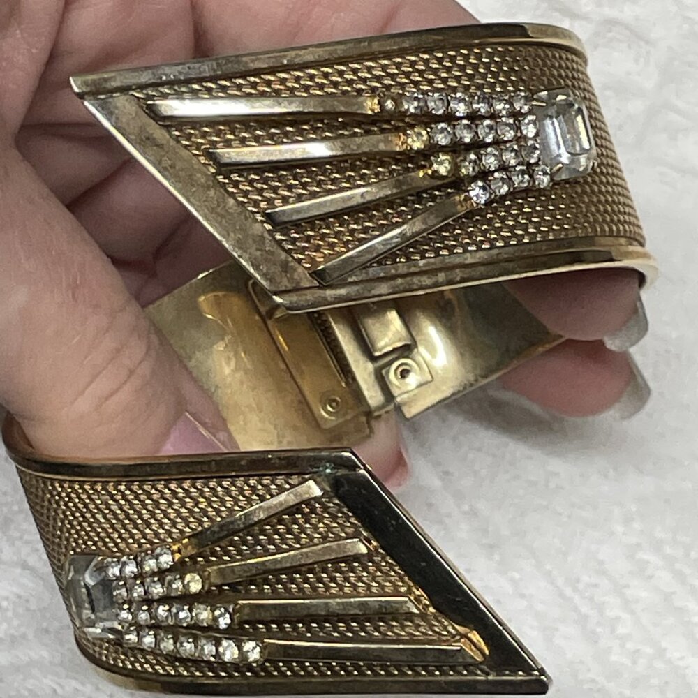 VINTAGE ANTIQUE GOLD TONE MESH DECO RHINESTONE DESIGNED CROSSOVER HINGE BRACELET - Picture 4 of 9